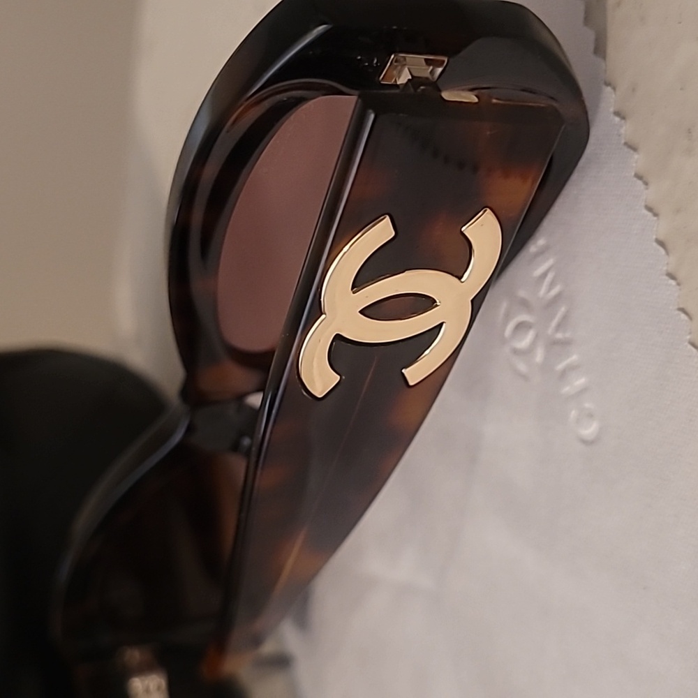 CHANEL Tortoise Shell Sunglasses with Brown Gradient Lenses - Picture 4 of 8